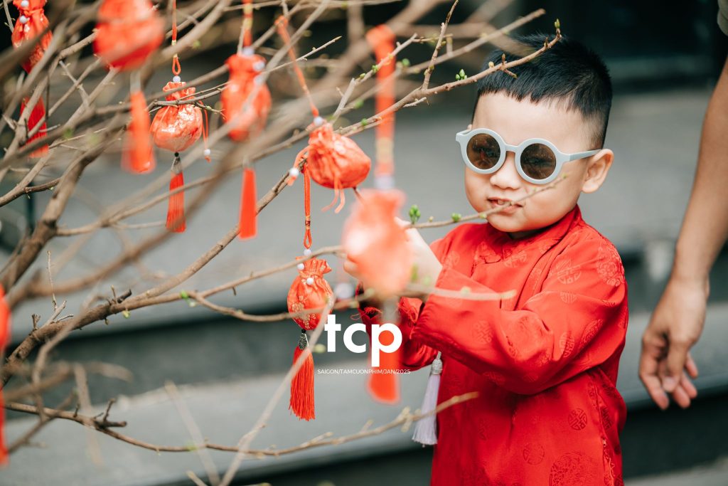 Tám Cuộn Phim - Đầu bạn luôn nghiêng sang bên phải