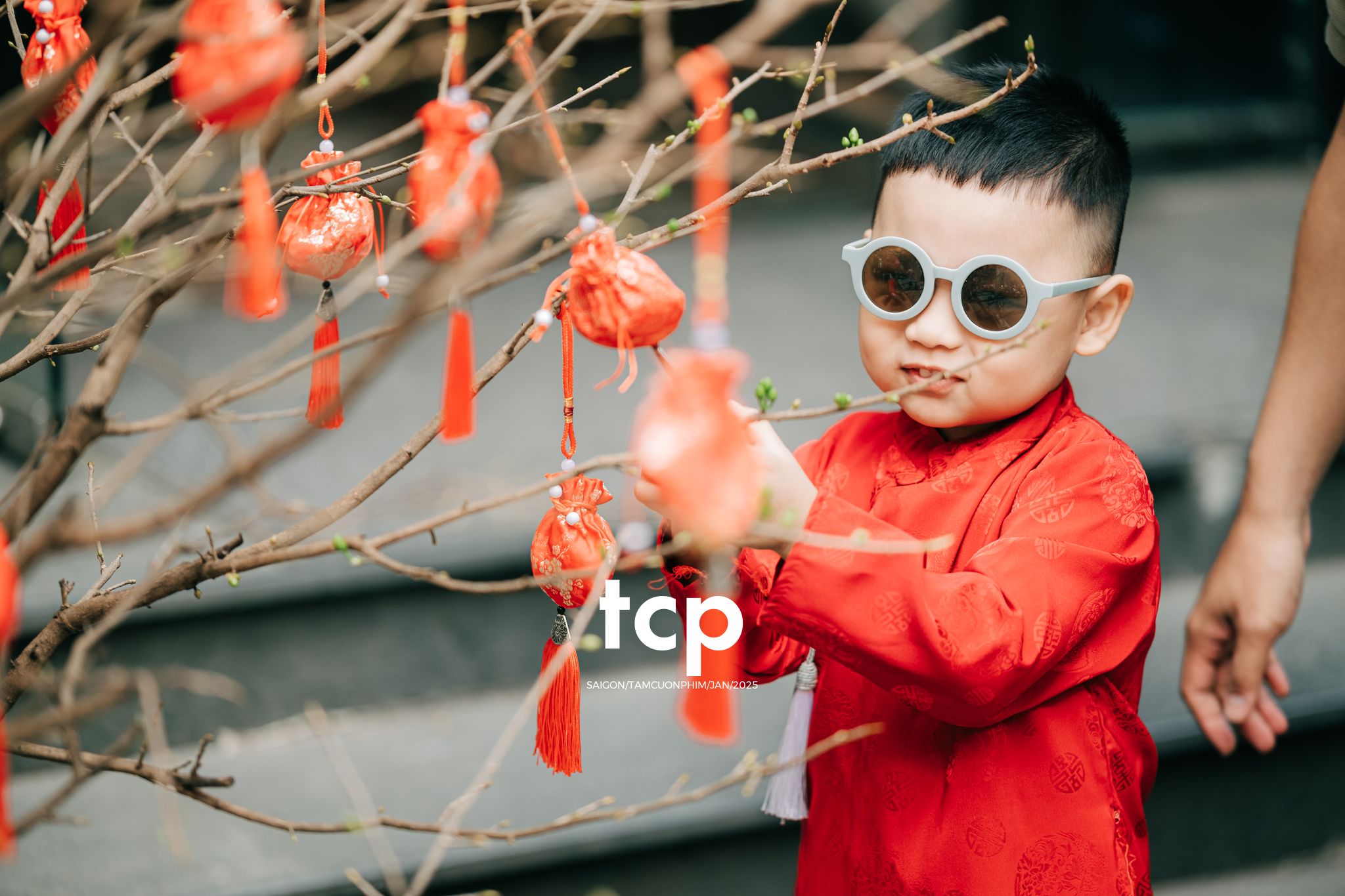 Tám Cuộn Phim - Đầu bạn luôn nghiêng sang bên phải