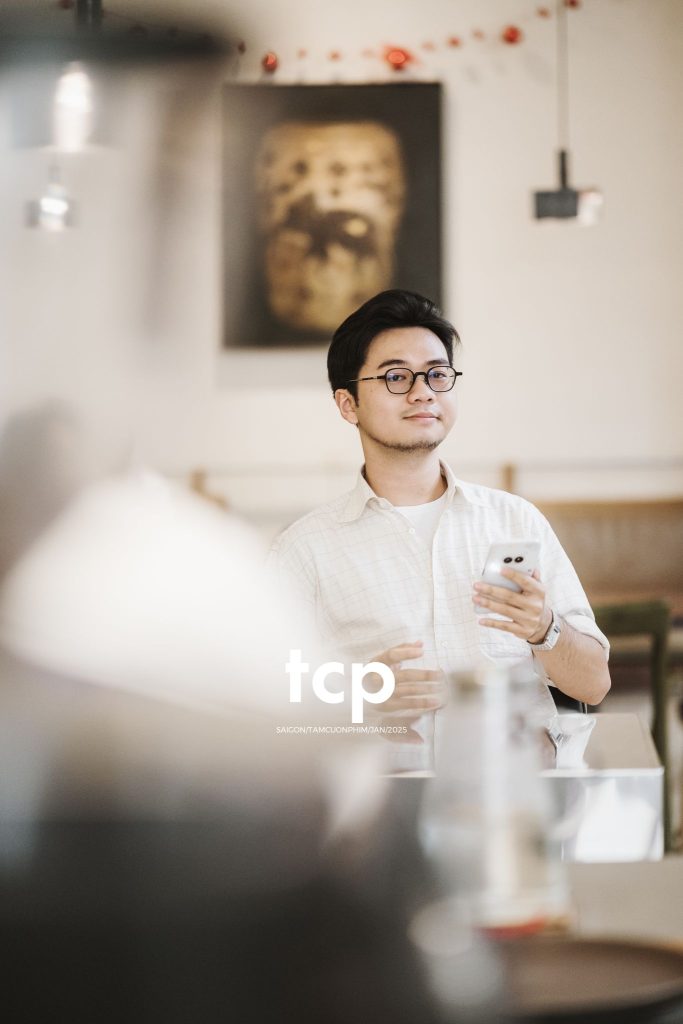 Tám Cuộn Phim - Hai mắt camera cứ chĩa ngược lại