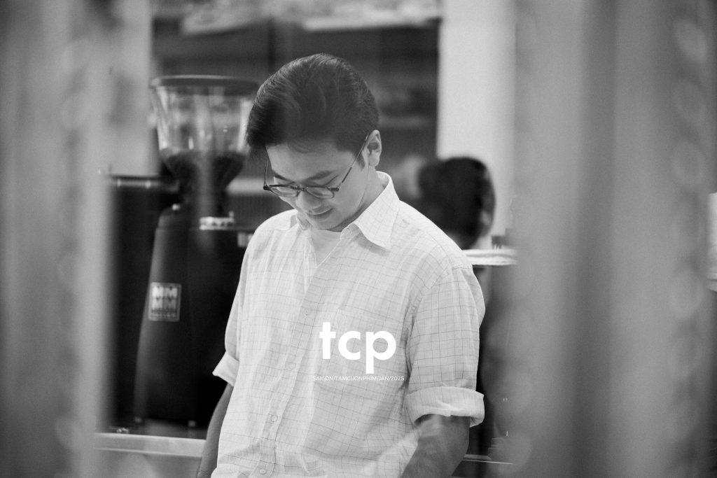 Tám Cuộn Phim - Hai mắt camera cứ chĩa ngược lại