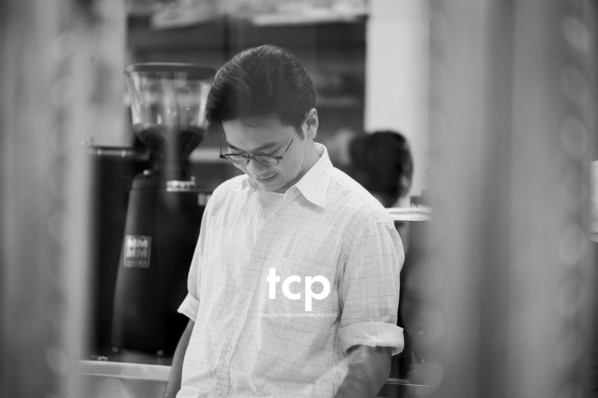 Tám Cuộn Phim - Hai mắt camera cứ chĩa ngược lại