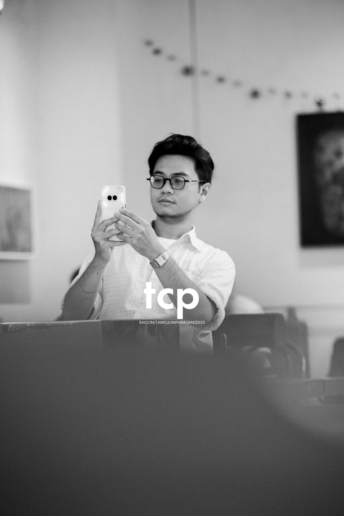 Tám Cuộn Phim - Hai mắt camera cứ chĩa ngược lại