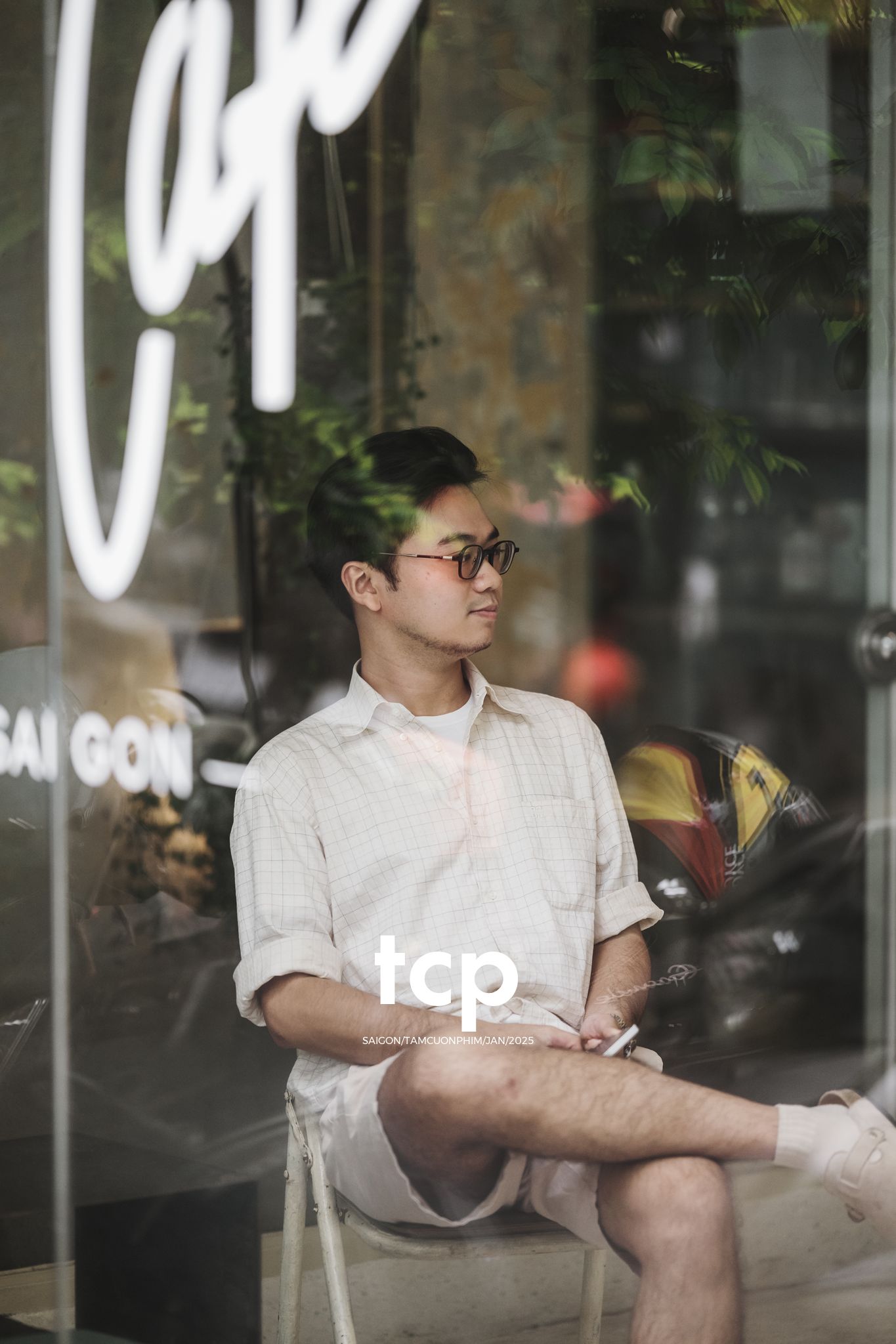 Tám Cuộn Phim - Hai mắt camera cứ chĩa ngược lại
