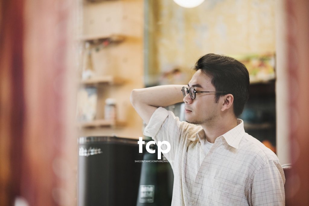 Tám Cuộn Phim - Hai mắt camera cứ chĩa ngược lại