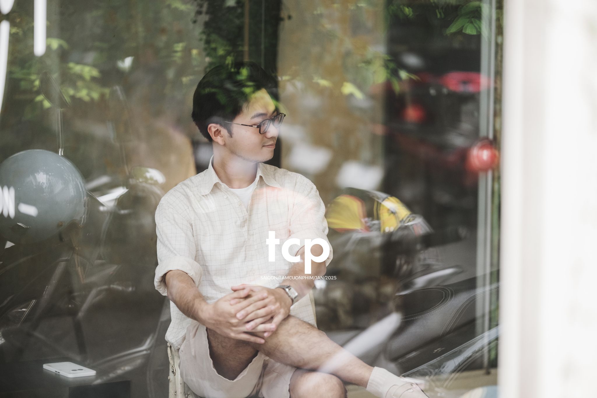 Tám Cuộn Phim - Hai mắt camera cứ chĩa ngược lại