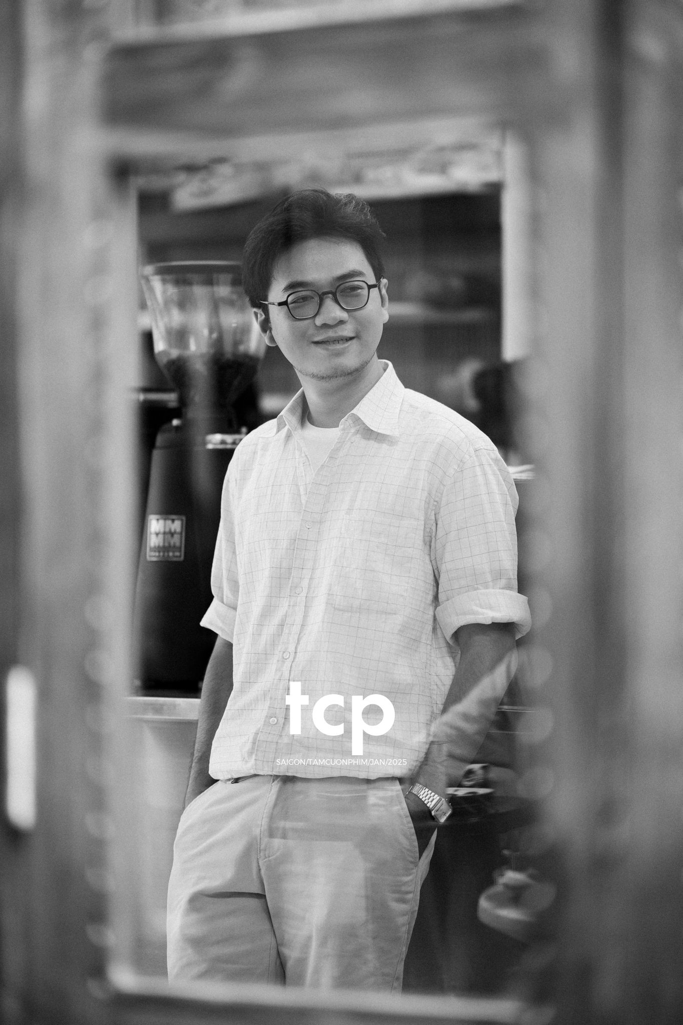 Tám Cuộn Phim - Hai mắt camera cứ chĩa ngược lại