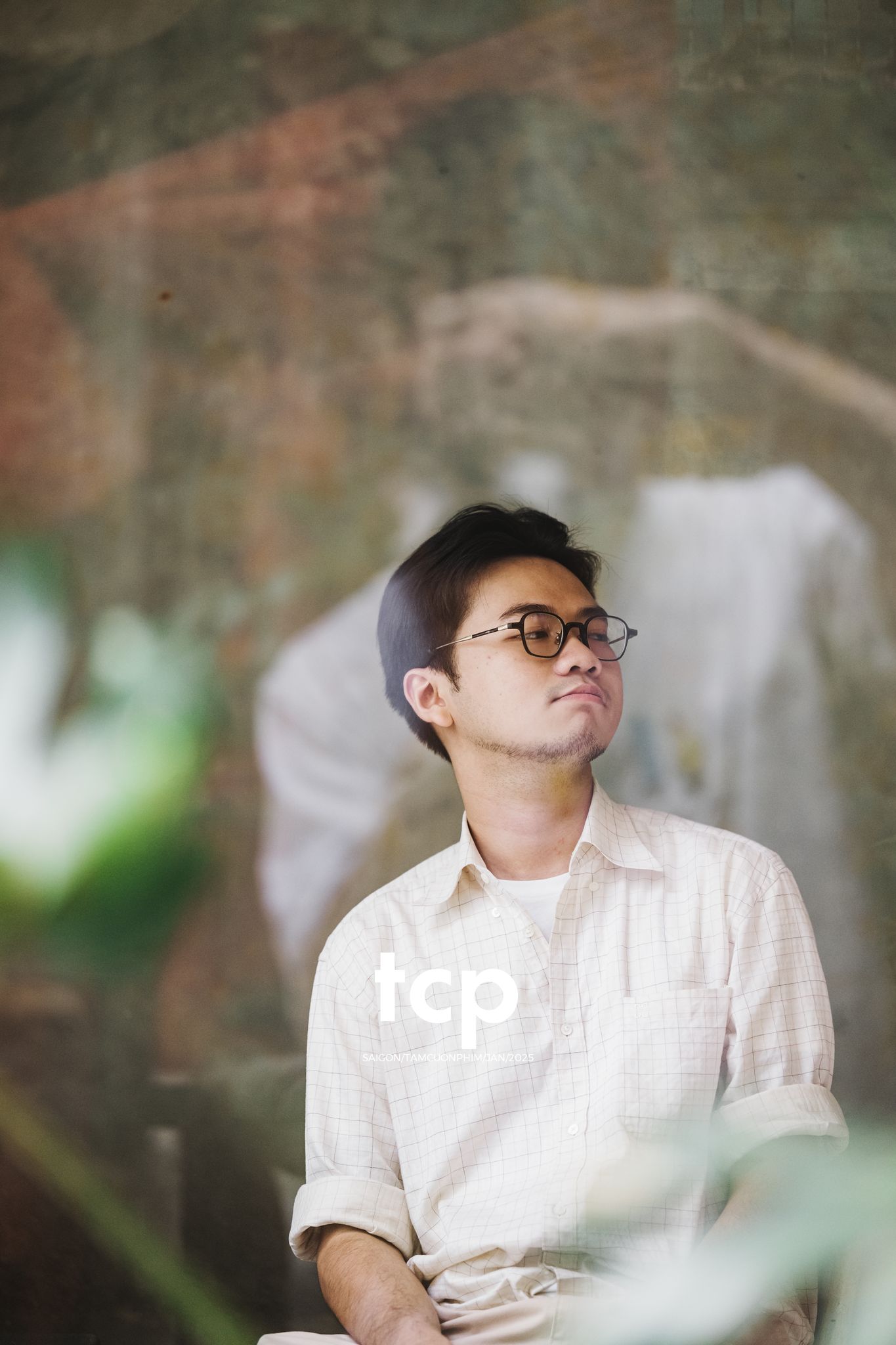 Tám Cuộn Phim - Hai mắt camera cứ chĩa ngược lại