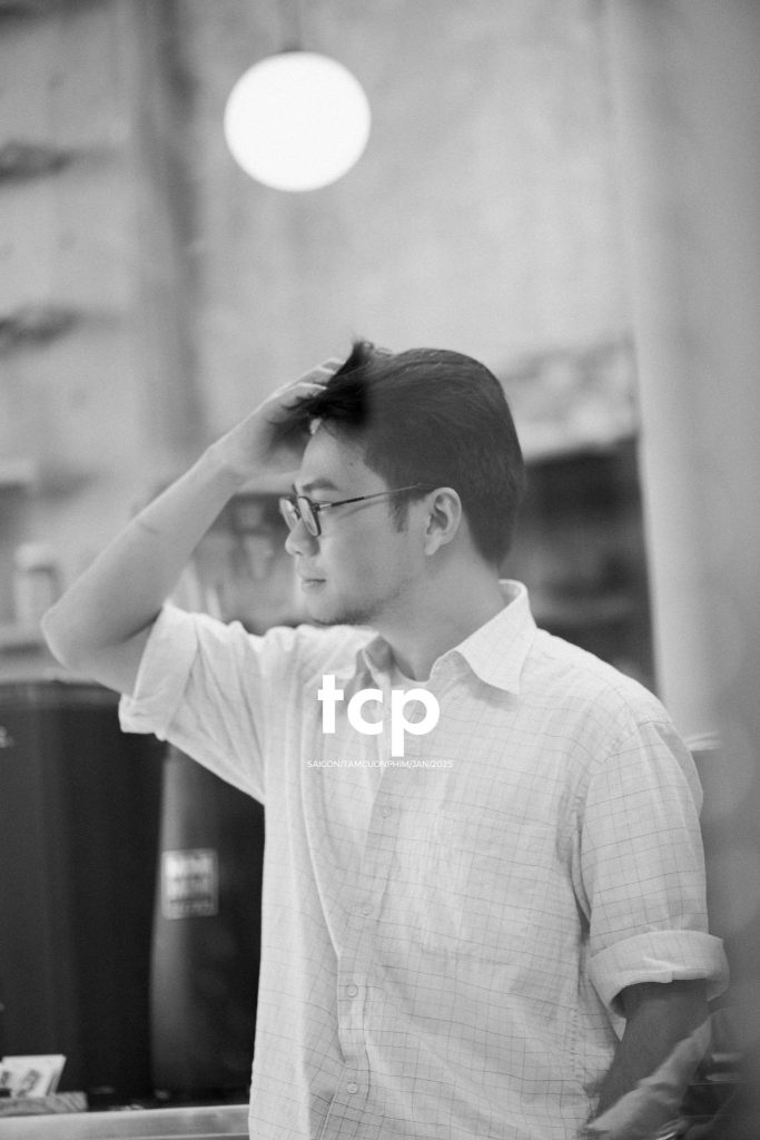 Tám Cuộn Phim - Hai mắt camera cứ chĩa ngược lại
