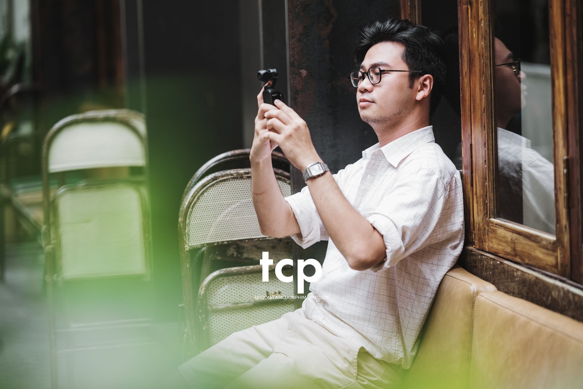 Tám Cuộn Phim - Hai mắt camera cứ chĩa ngược lại