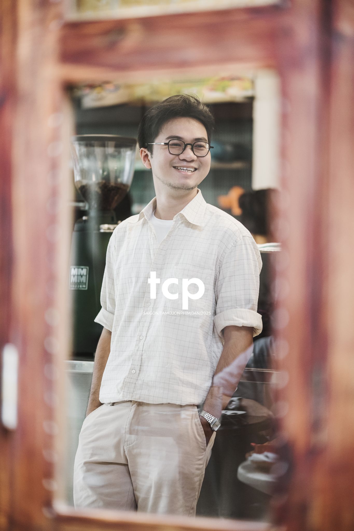 Tám Cuộn Phim - Hai mắt camera cứ chĩa ngược lại