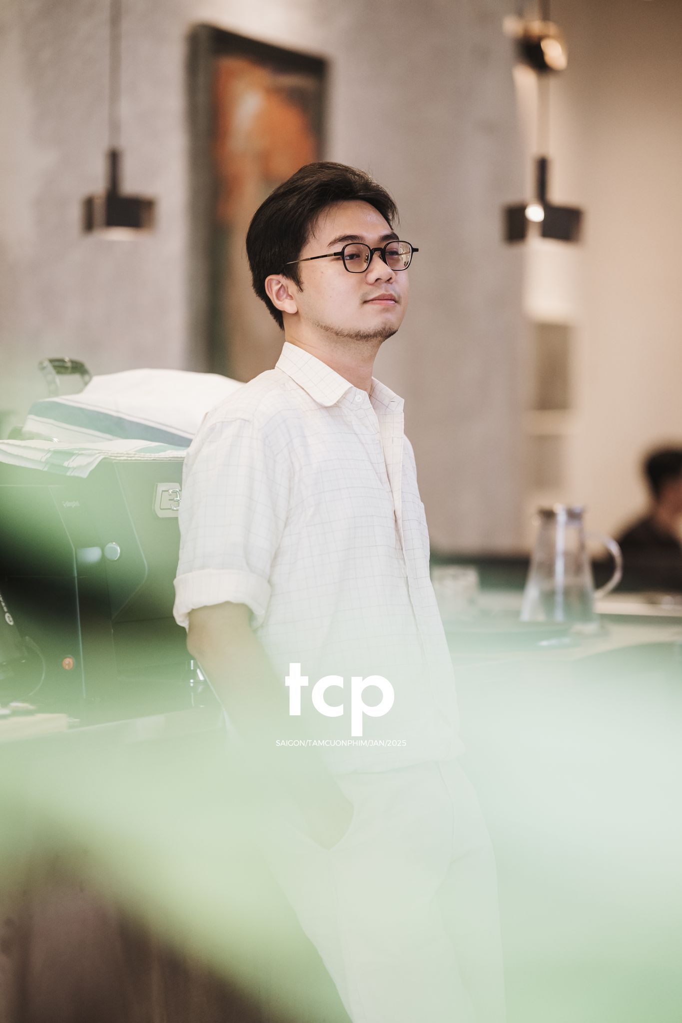 Tám Cuộn Phim - Hai mắt camera cứ chĩa ngược lại