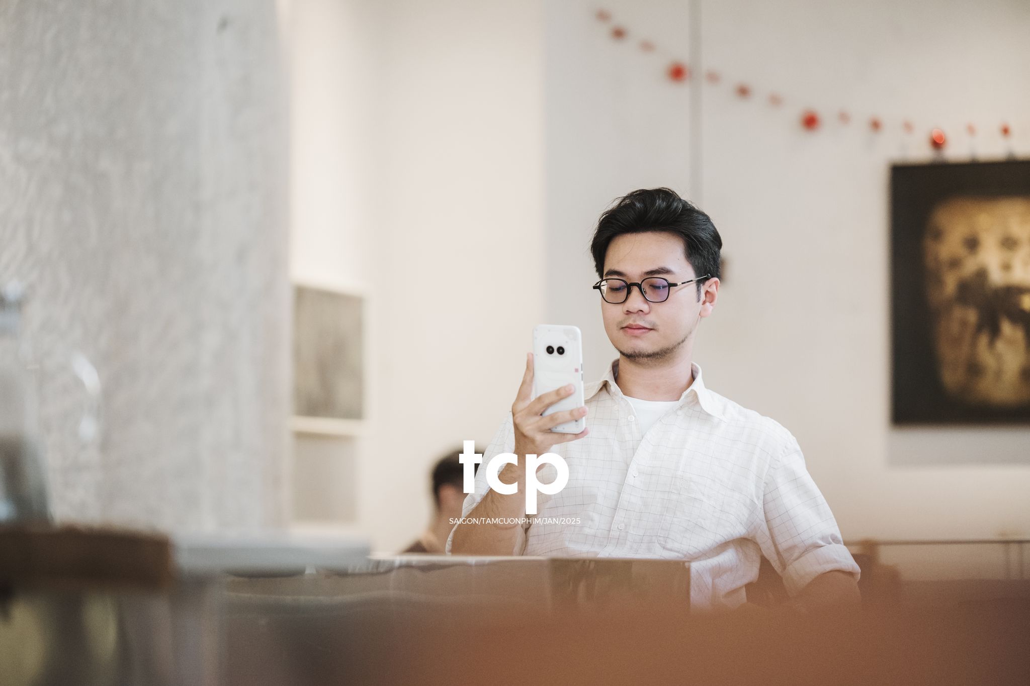 Tám Cuộn Phim - Hai mắt camera cứ chĩa ngược lại