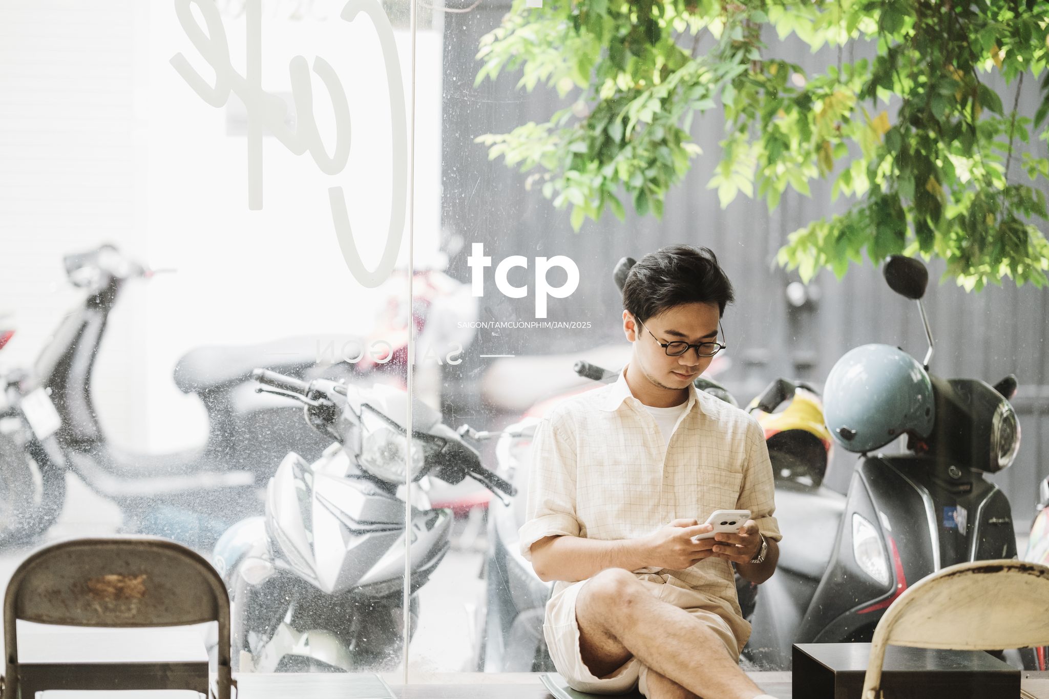 Tám Cuộn Phim - Hai mắt camera cứ chĩa ngược lại