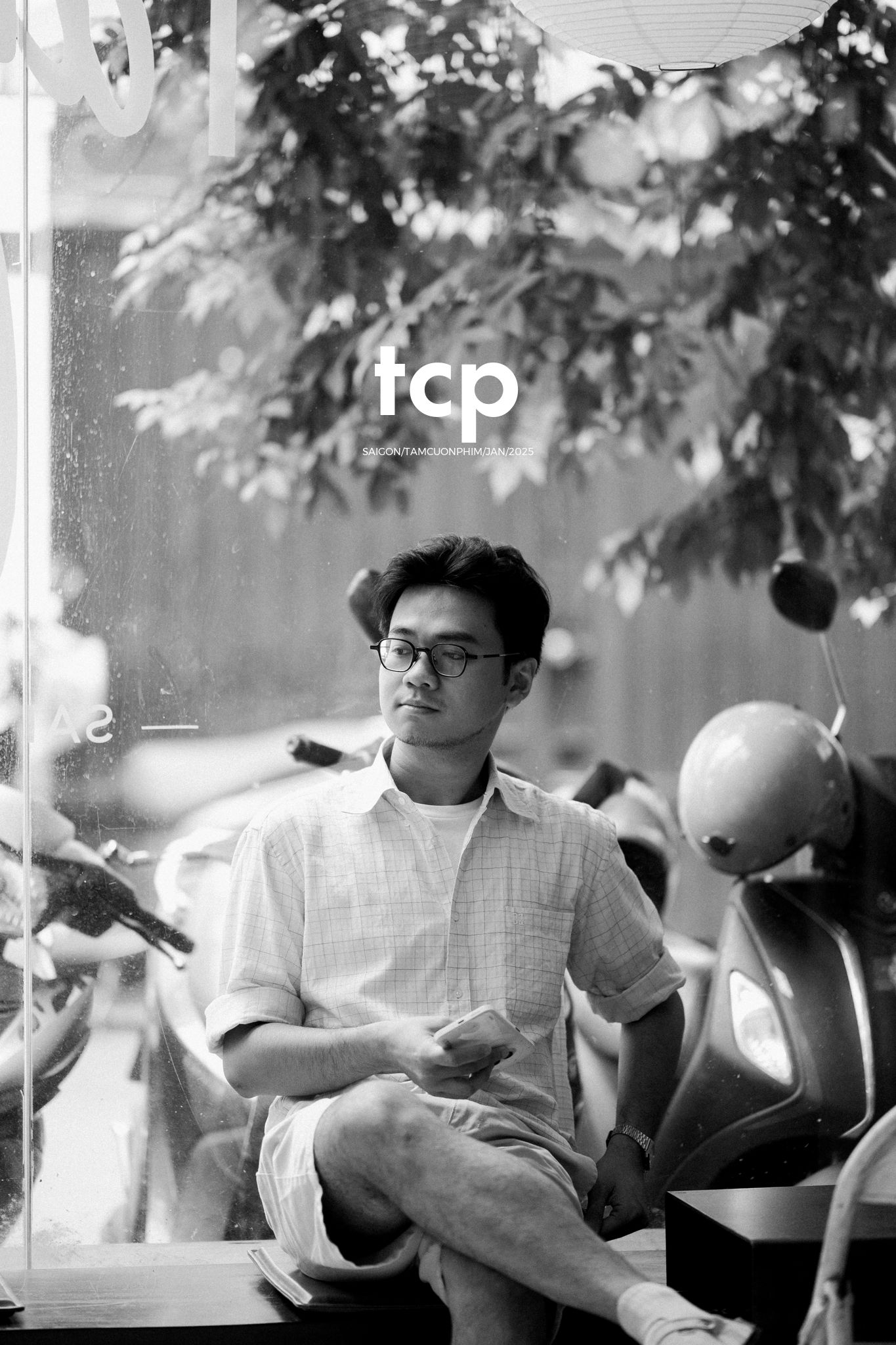 Tám Cuộn Phim - Hai mắt camera cứ chĩa ngược lại
