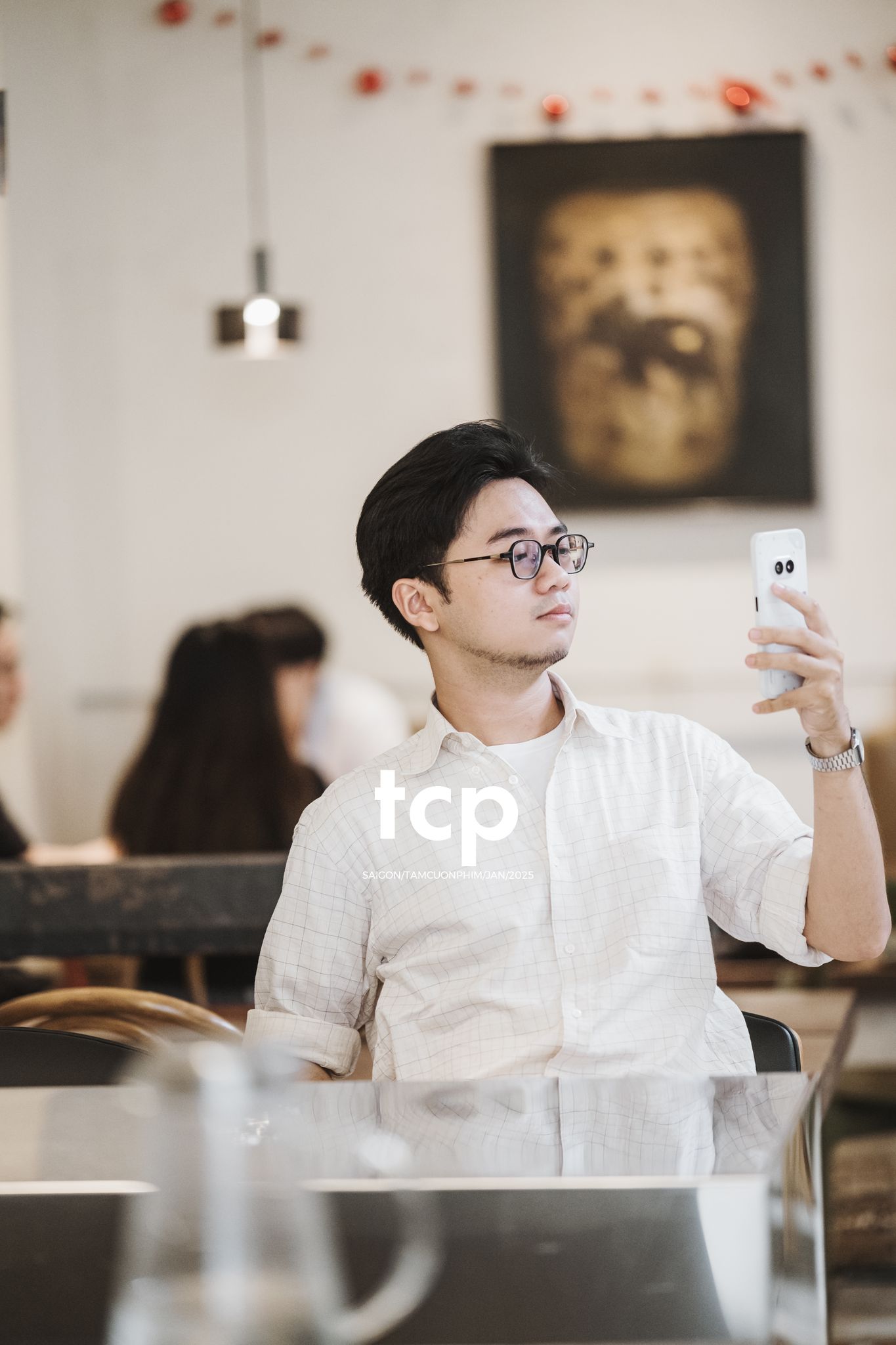 Tám Cuộn Phim - Hai mắt camera cứ chĩa ngược lại