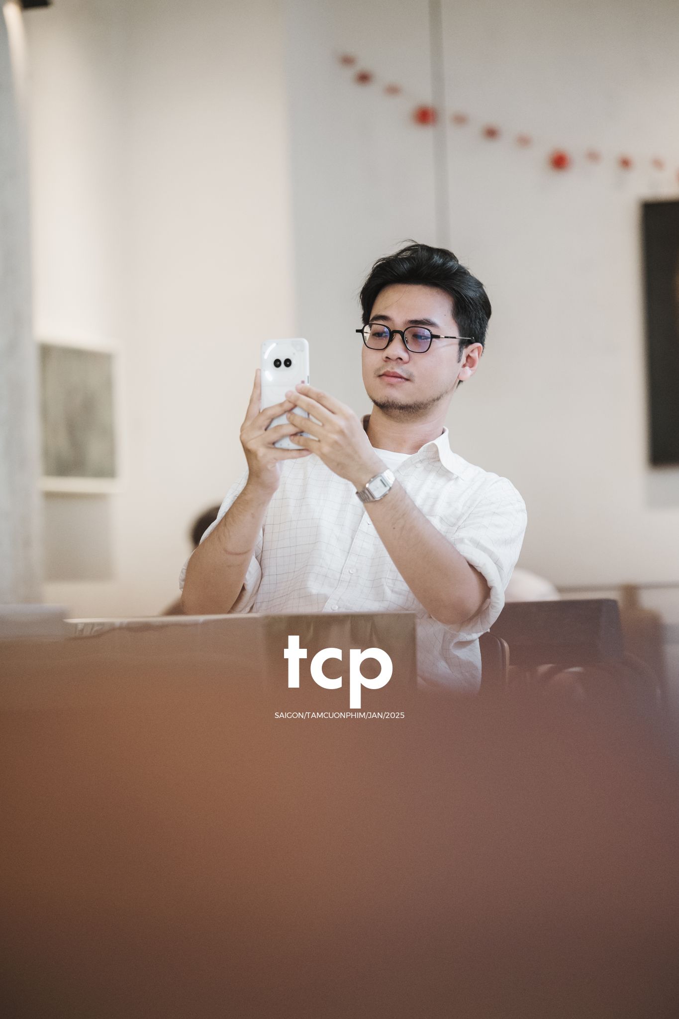 Tám Cuộn Phim - Hai mắt camera cứ chĩa ngược lại