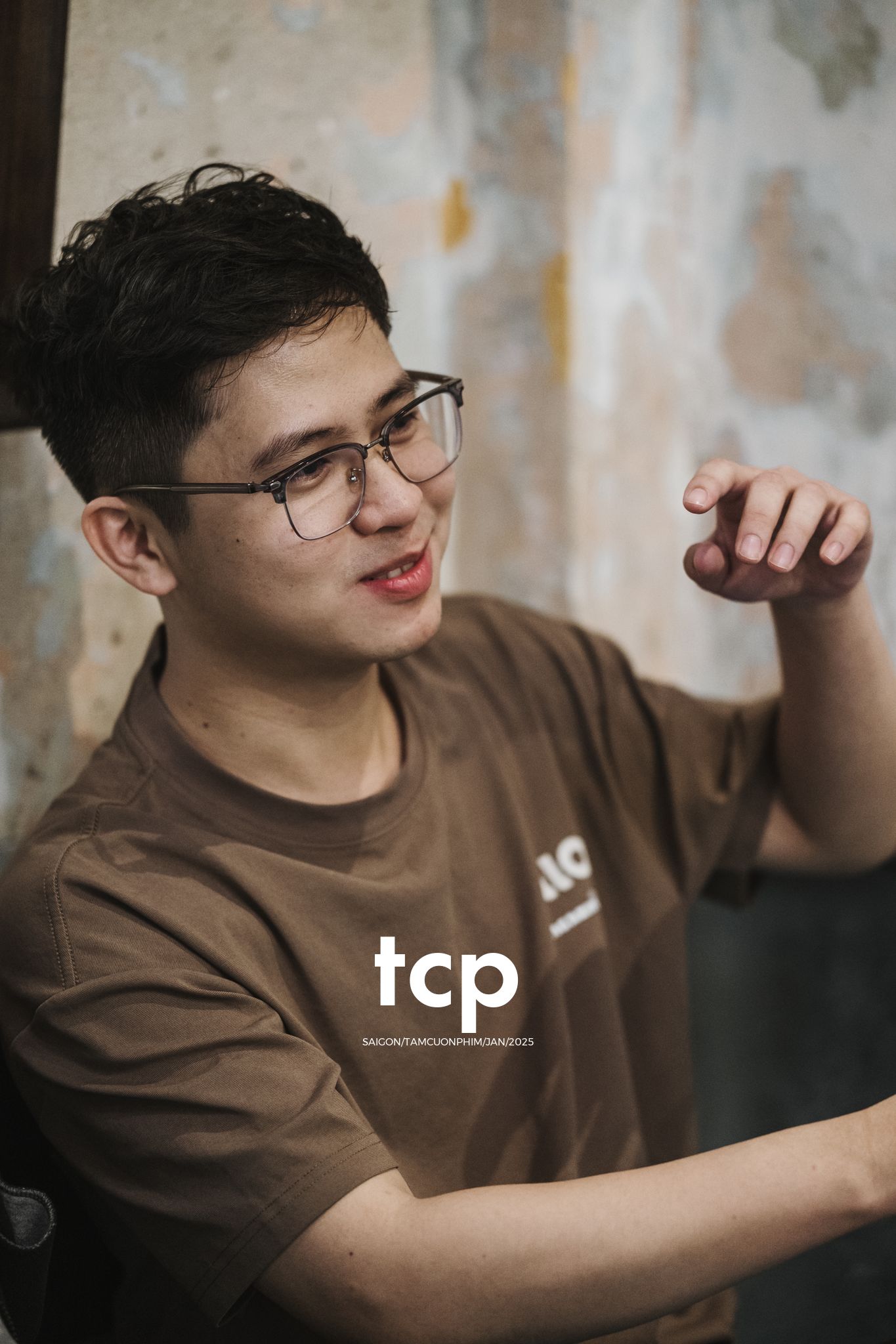 Tám Cuộn Phim - Lại khựng tay giữa chừng