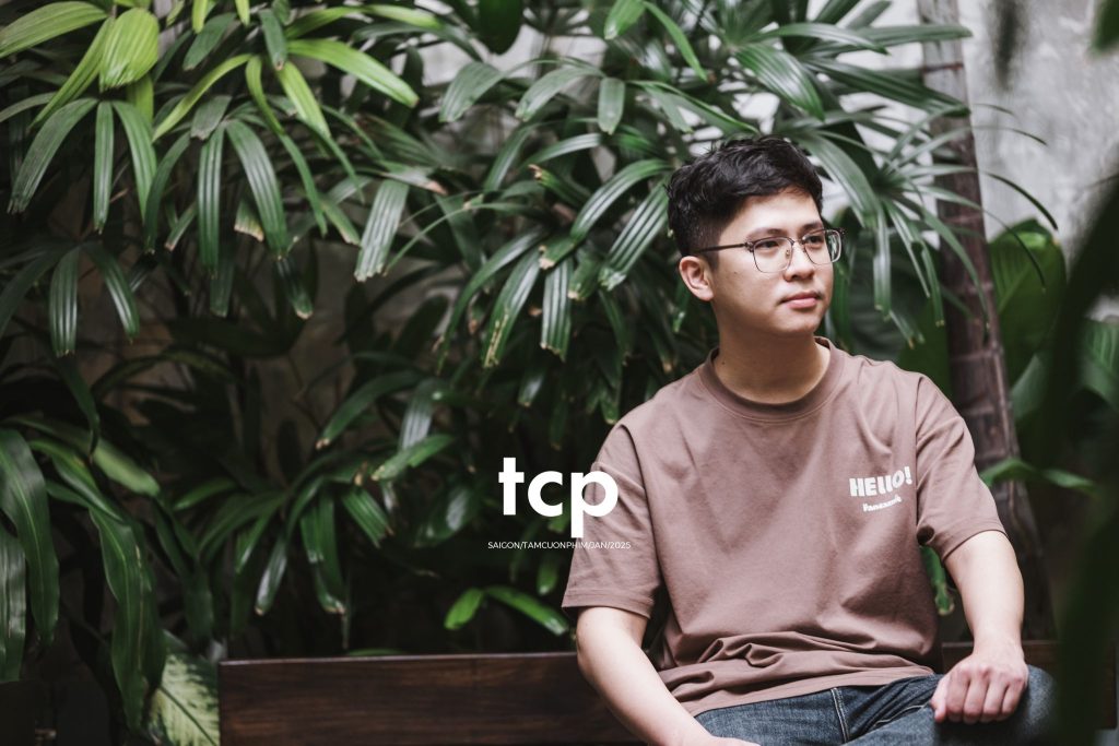Tám Cuộn Phim - Lại khựng tay giữa chừng