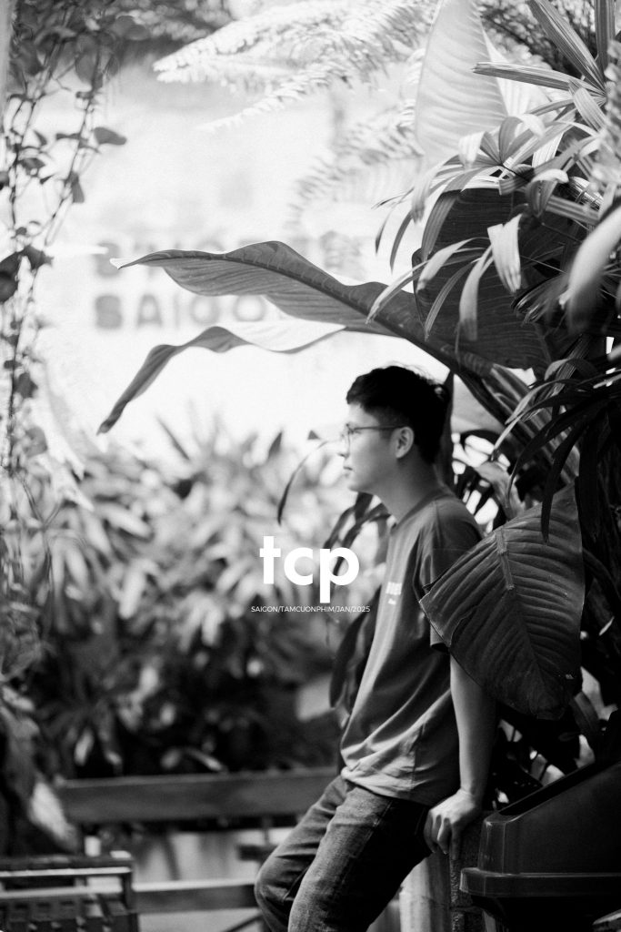 Tám Cuộn Phim - Lại khựng tay giữa chừng