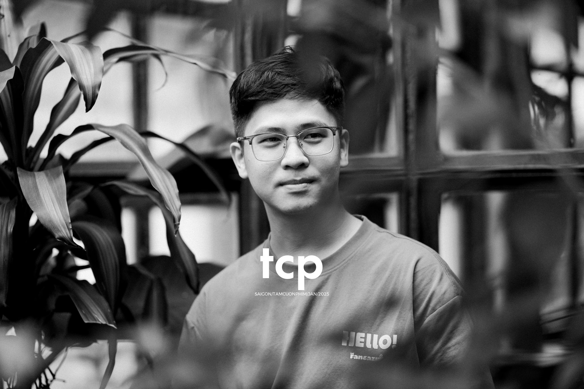 Tám Cuộn Phim - Lại khựng tay giữa chừng