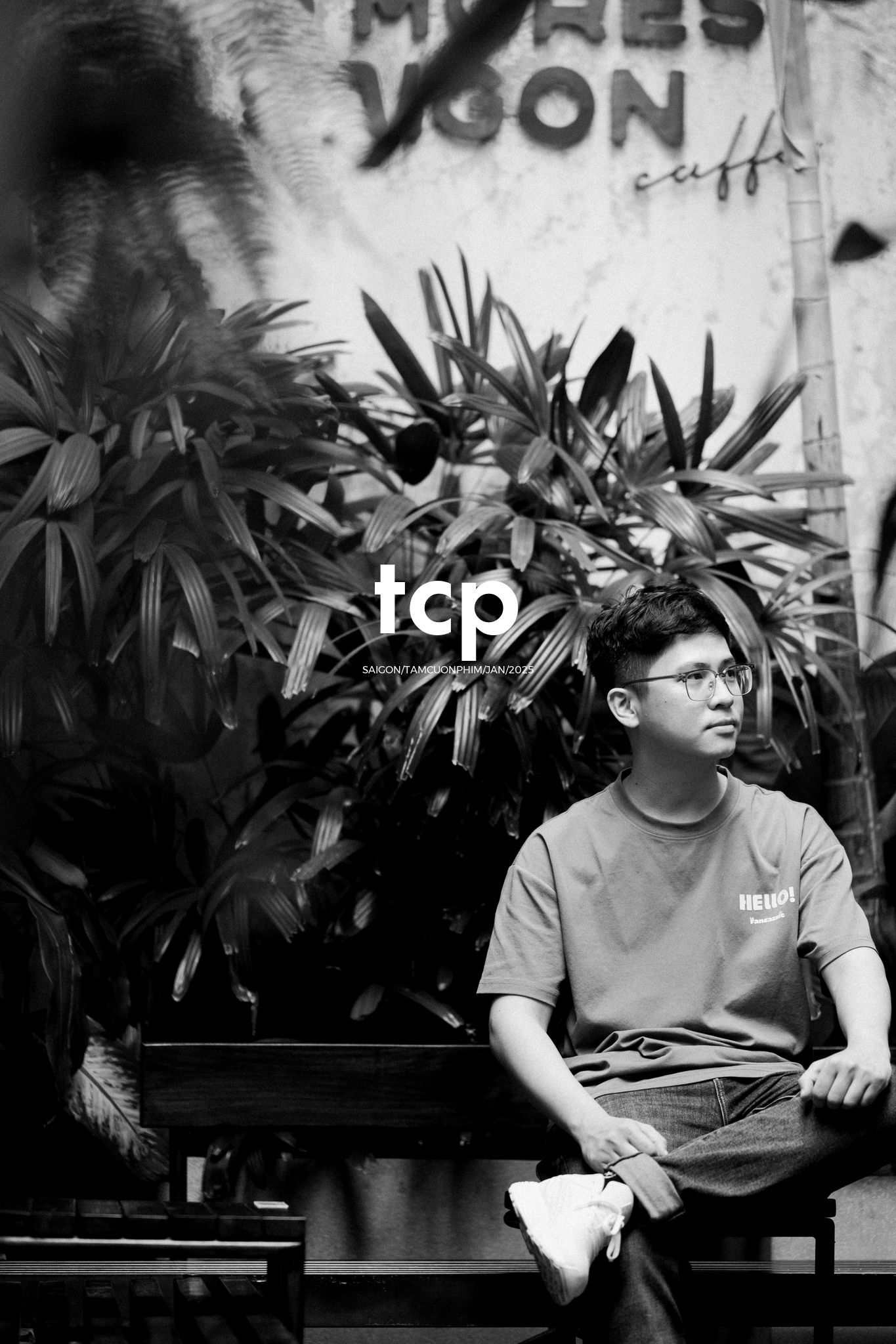 Tám Cuộn Phim - Lại khựng tay giữa chừng