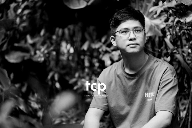 Tám Cuộn Phim - Lại khựng tay giữa chừng