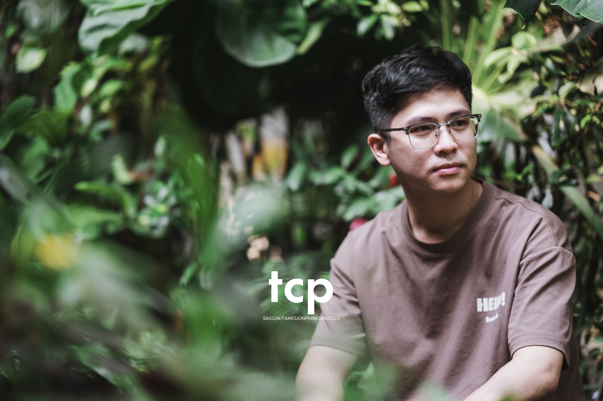 Tám Cuộn Phim - Lại khựng tay giữa chừng