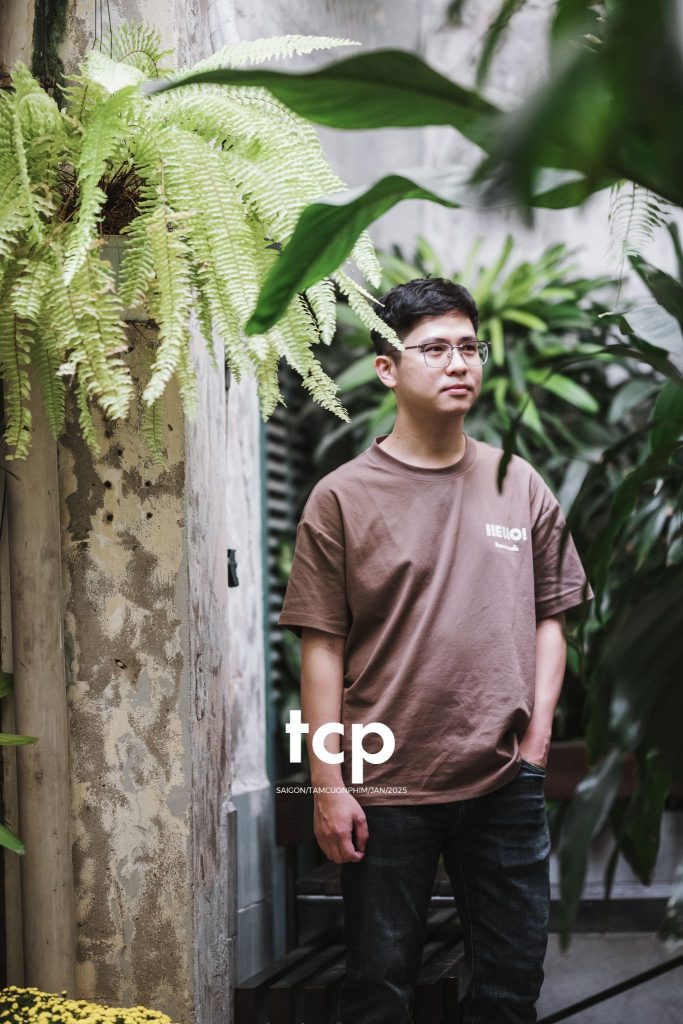Tám Cuộn Phim - Lại khựng tay giữa chừng
