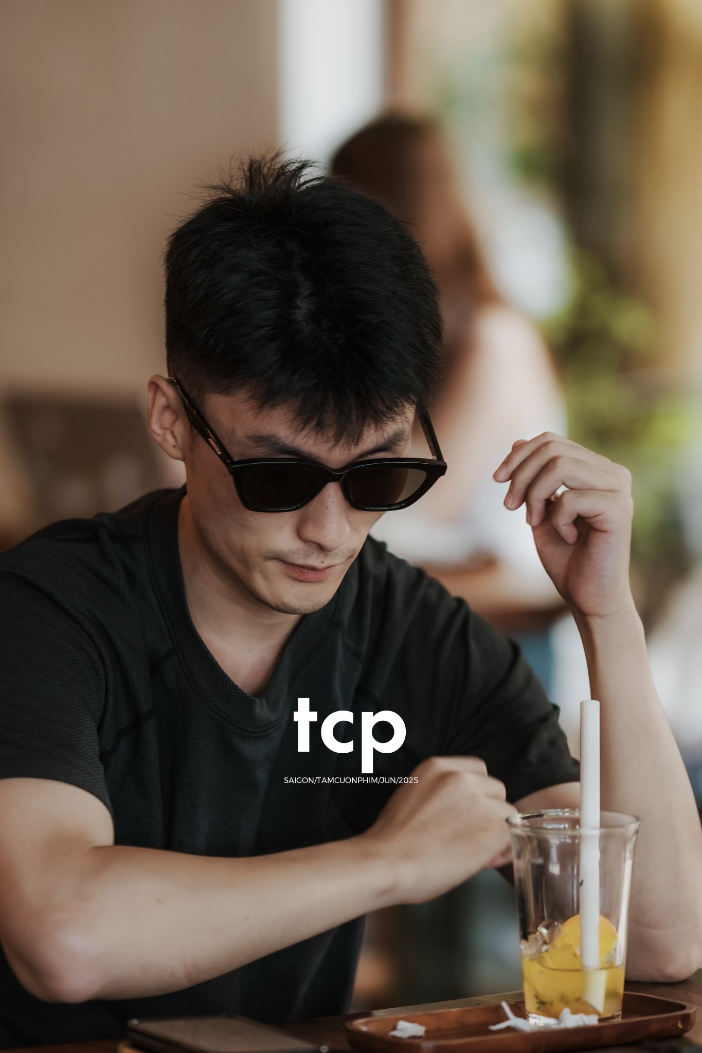 Tám Cuộn Phim - Đối diện