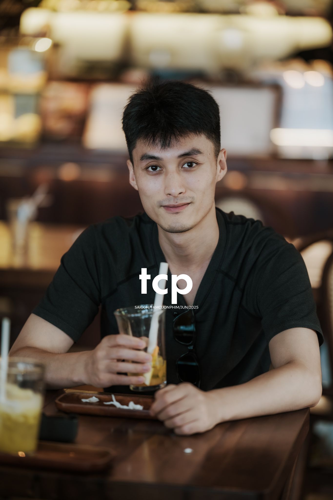 Tám Cuộn Phim - Đối diện