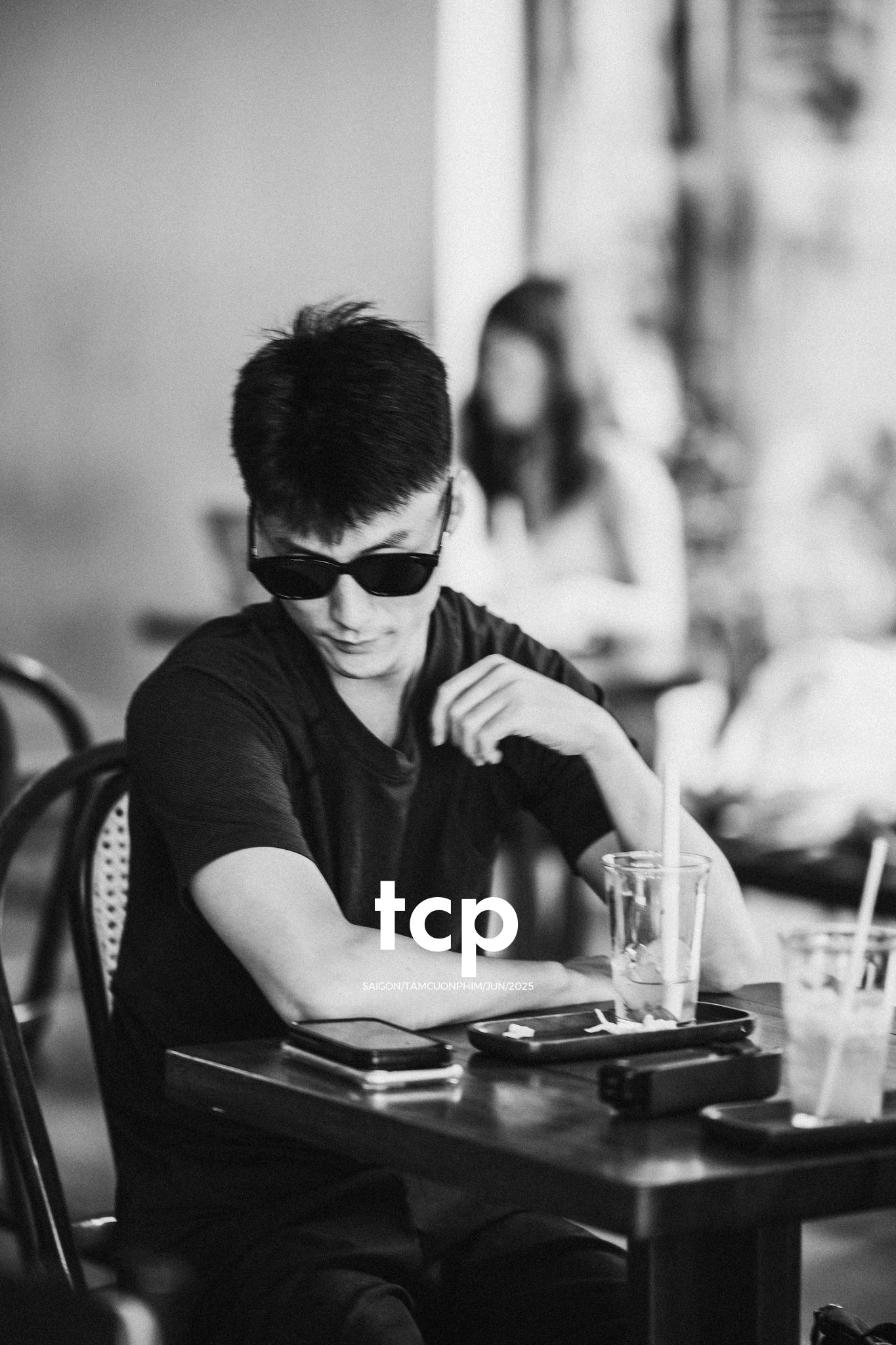 Tám Cuộn Phim - Đối diện