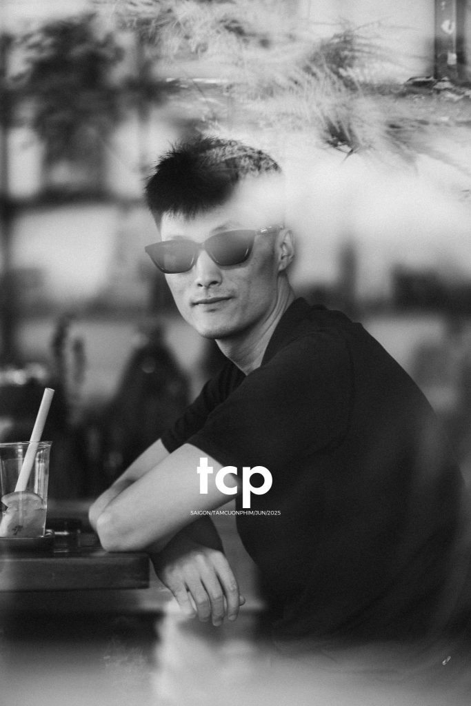 Tám Cuộn Phim - Đối diện