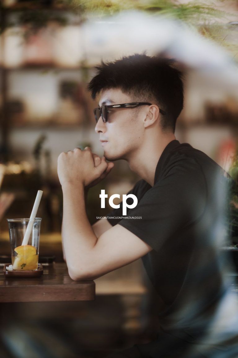 Tám Cuộn Phim - Đối diện