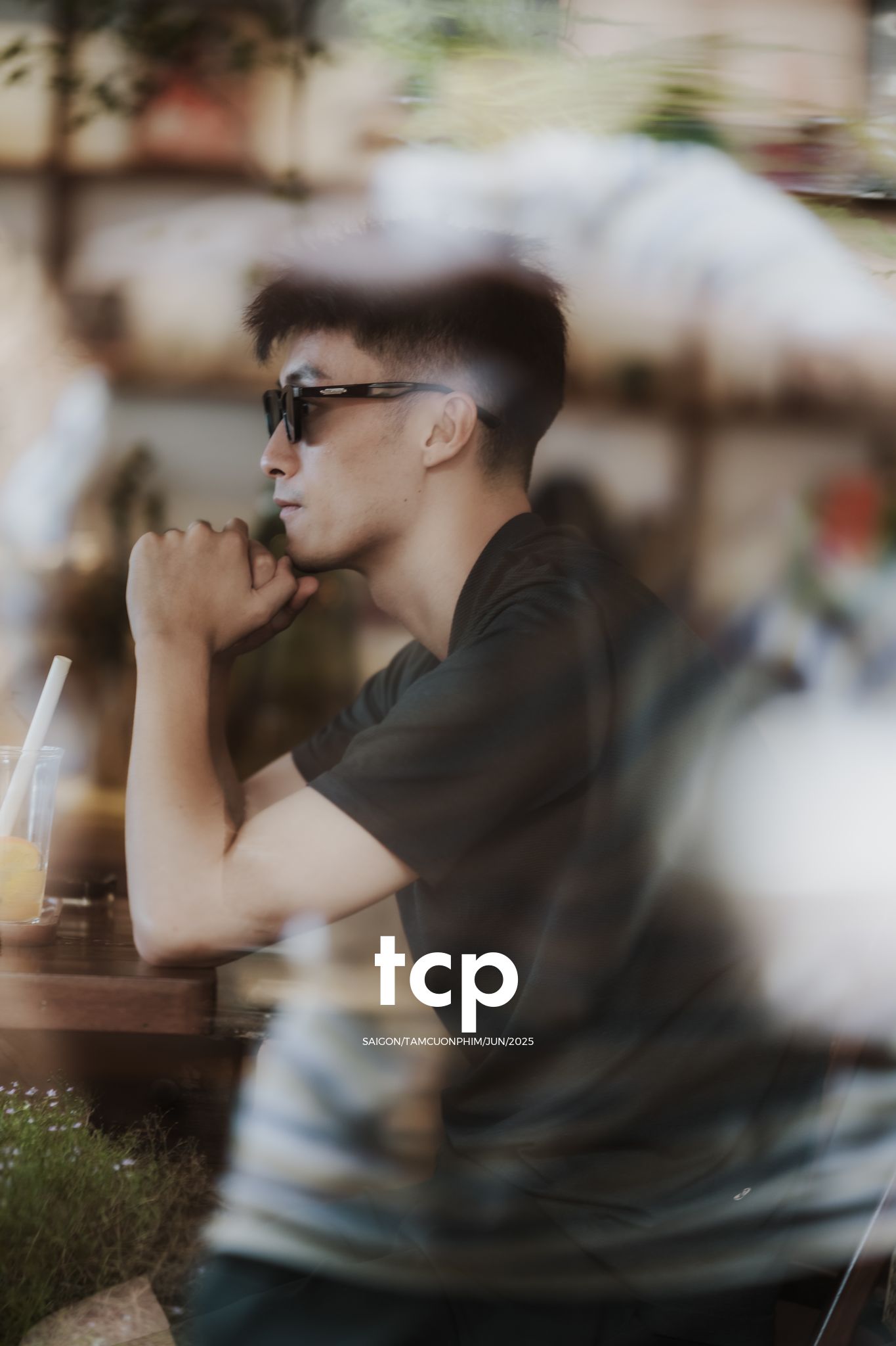 Tám Cuộn Phim - Đối diện