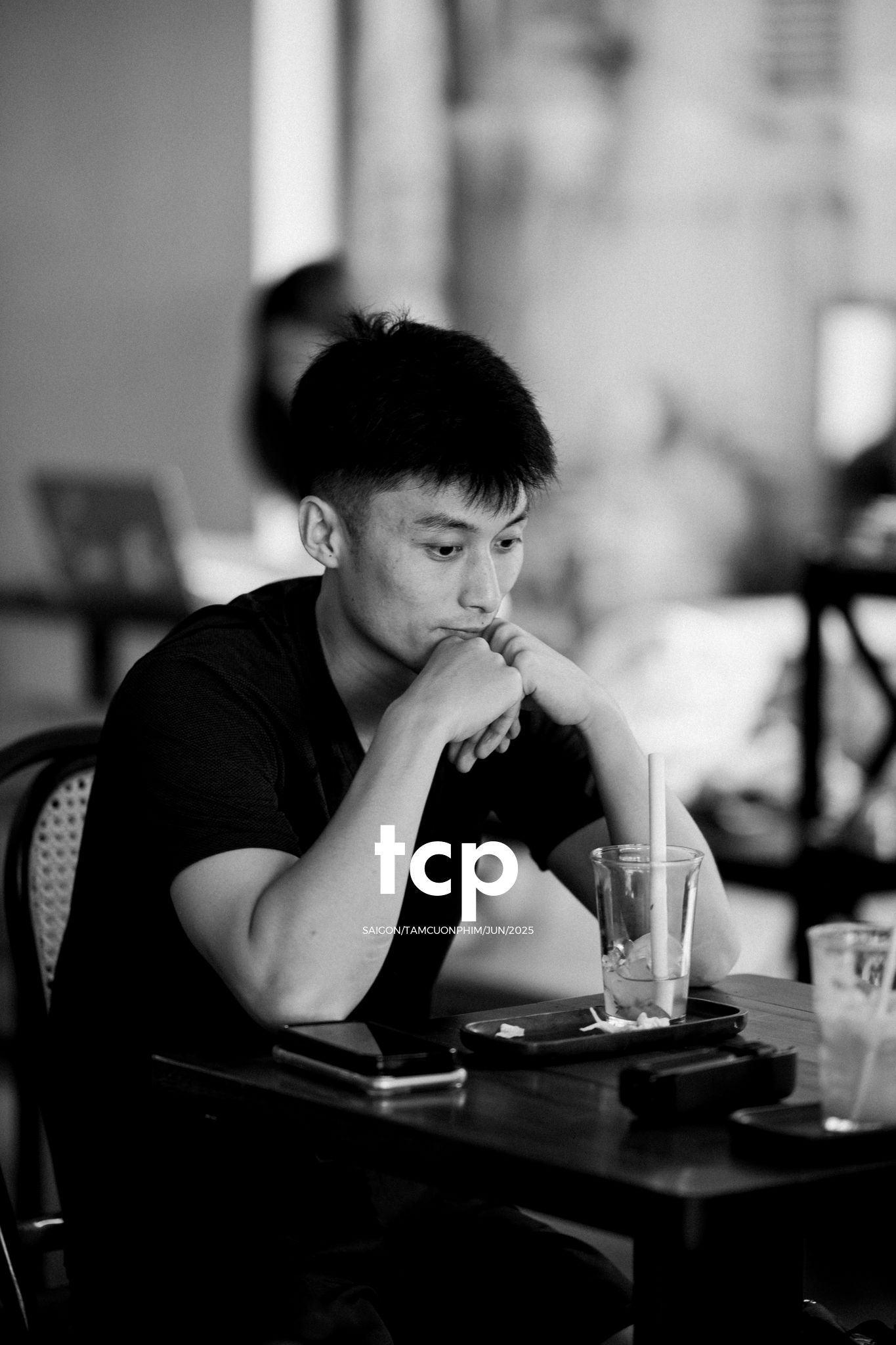 Tám Cuộn Phim - Đối diện