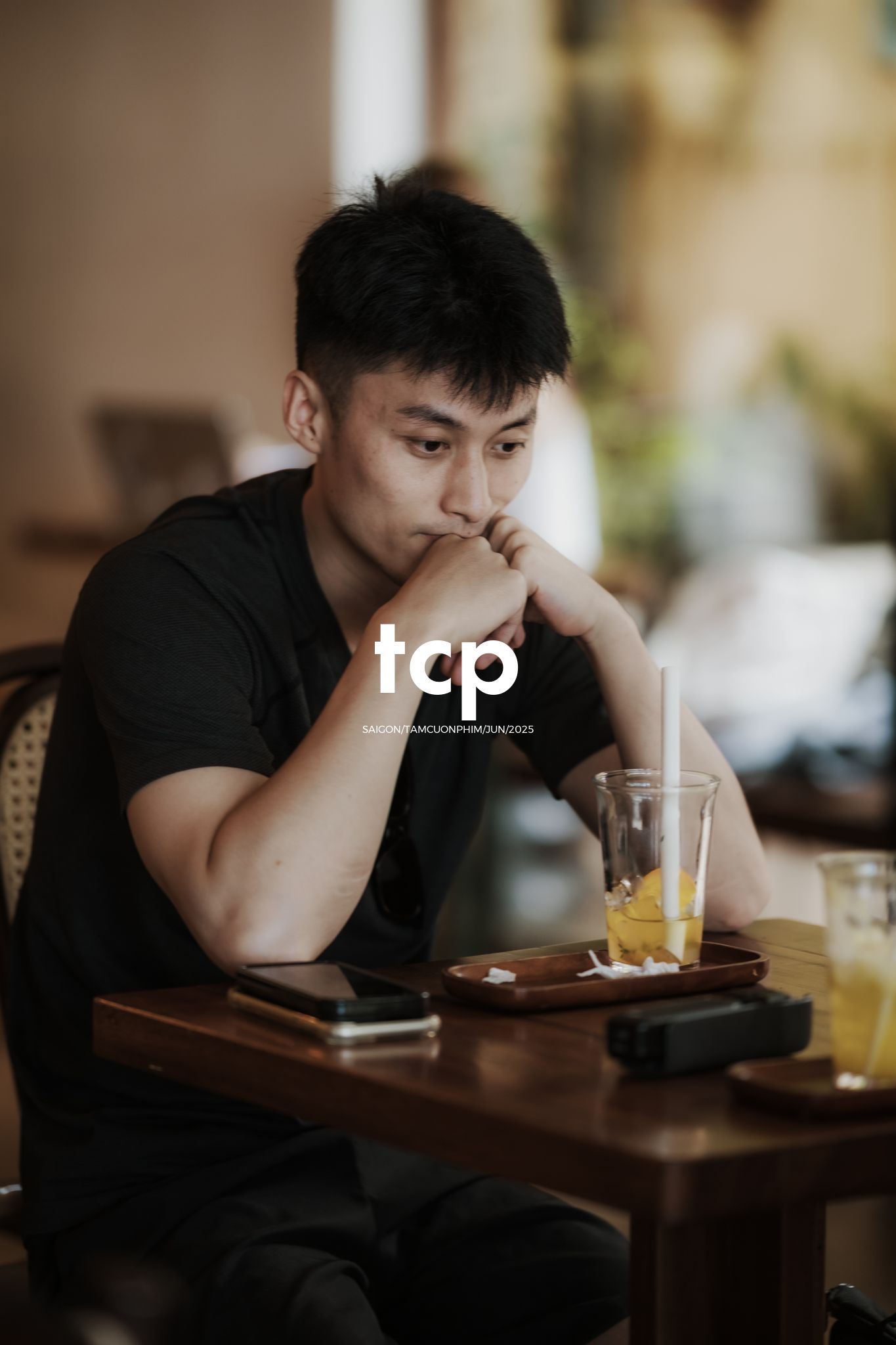 Tám Cuộn Phim - Đối diện