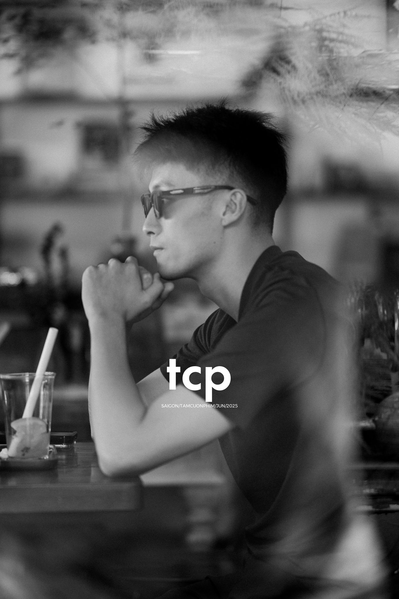 Tám Cuộn Phim - Đối diện