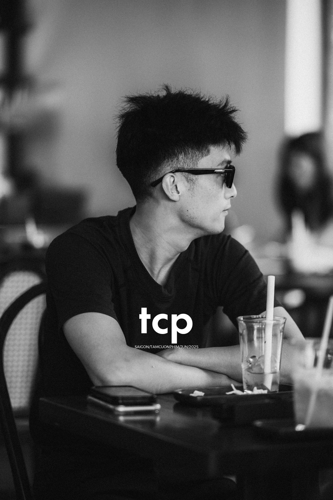 Tám Cuộn Phim - Đối diện