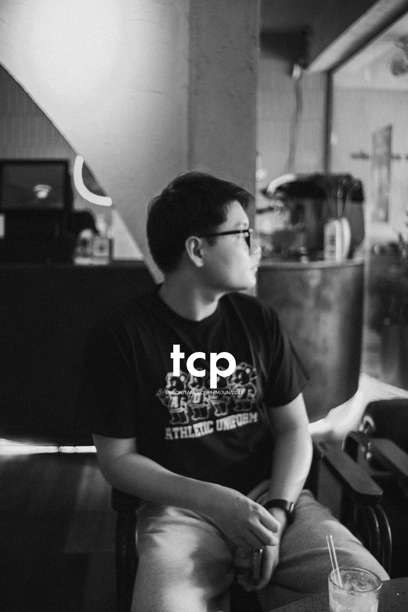 Tám Cuộn Phim - Vệt bóng lá