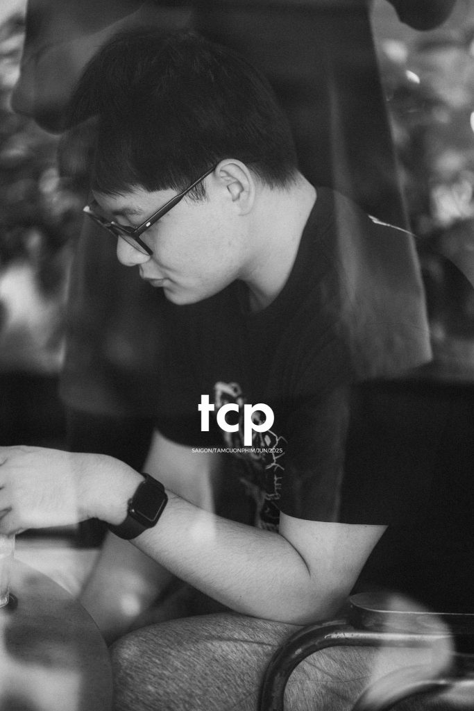 Tám Cuộn Phim - Vệt bóng lá