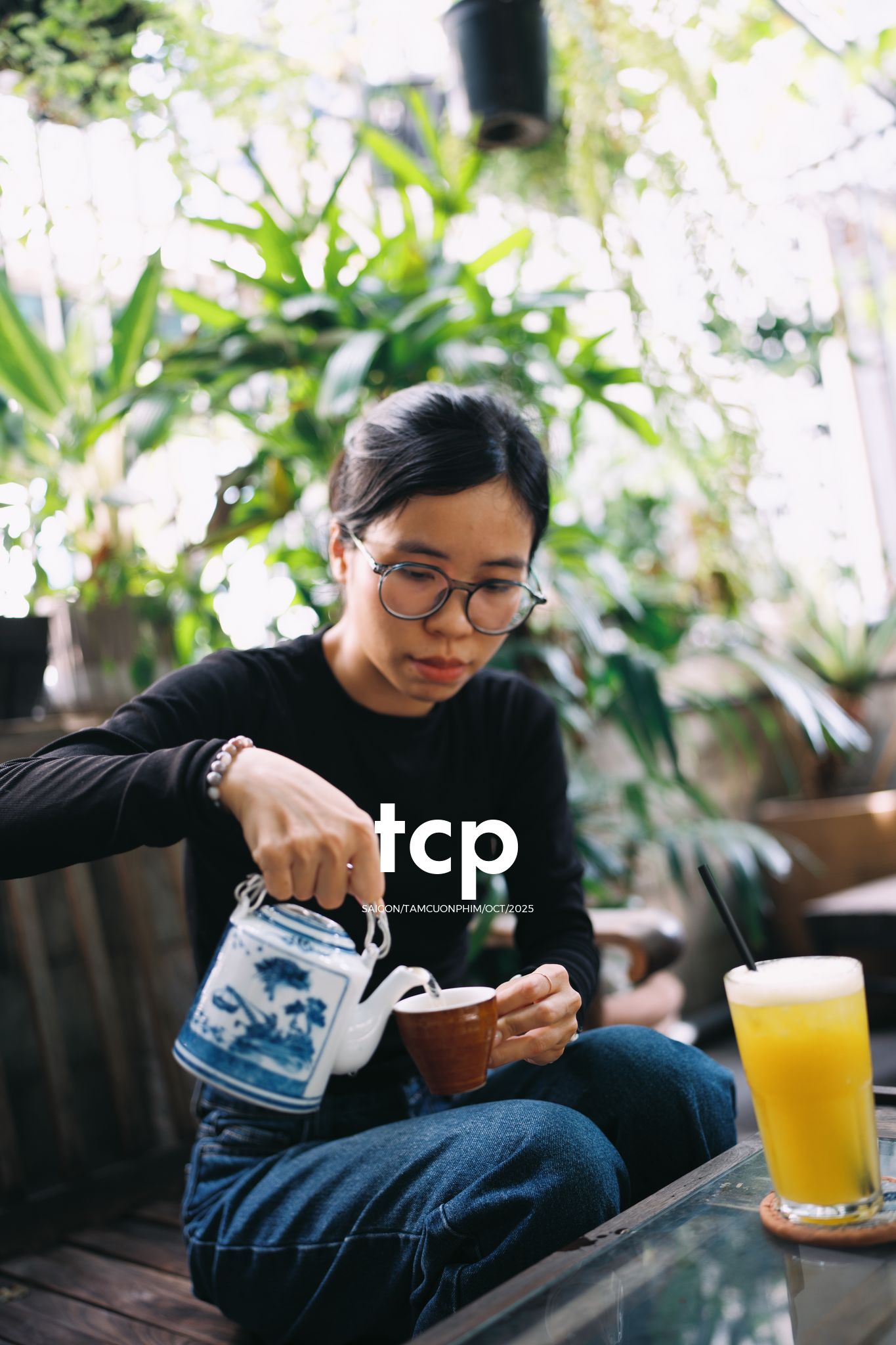 Tám Cuộn Phim - Chị nâng niu chiếc hộp vỏ ốc
