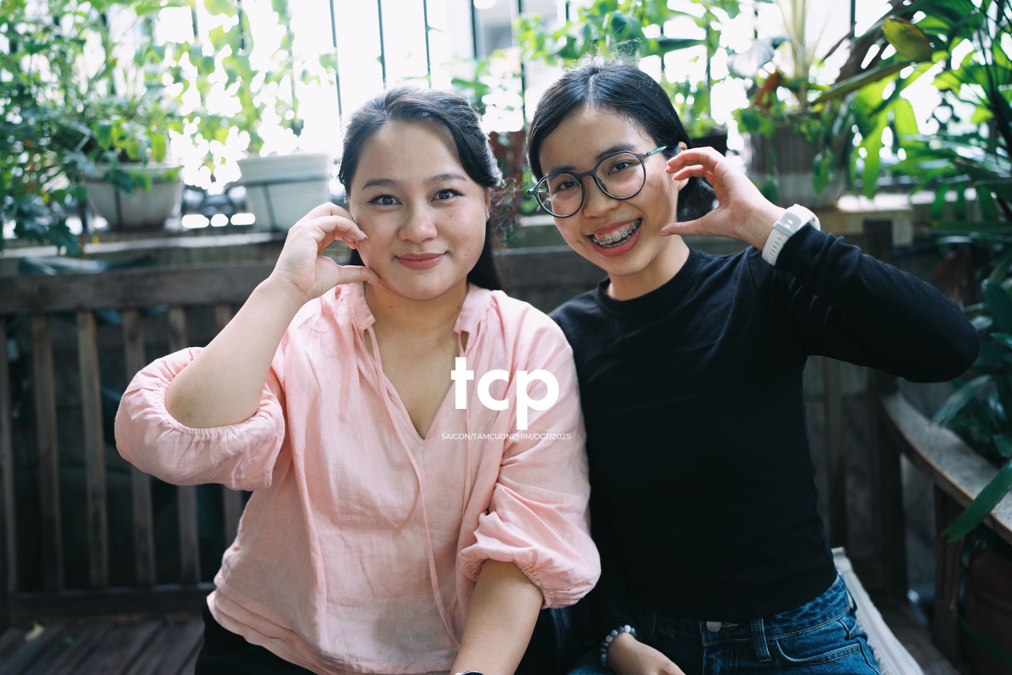 Tám Cuộn Phim - Chị nâng niu chiếc hộp vỏ ốc