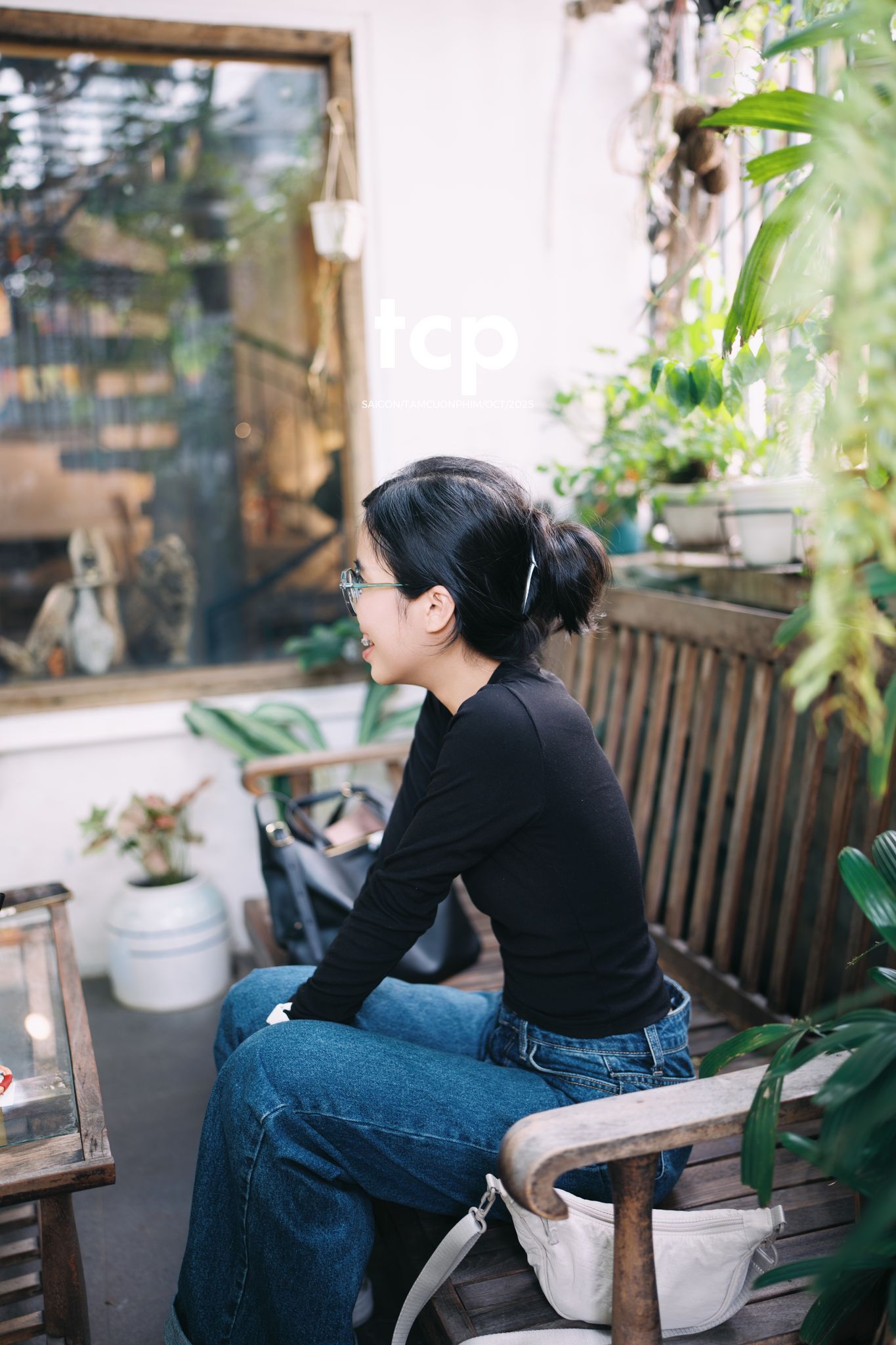 Tám Cuộn Phim - Chị nâng niu chiếc hộp vỏ ốc