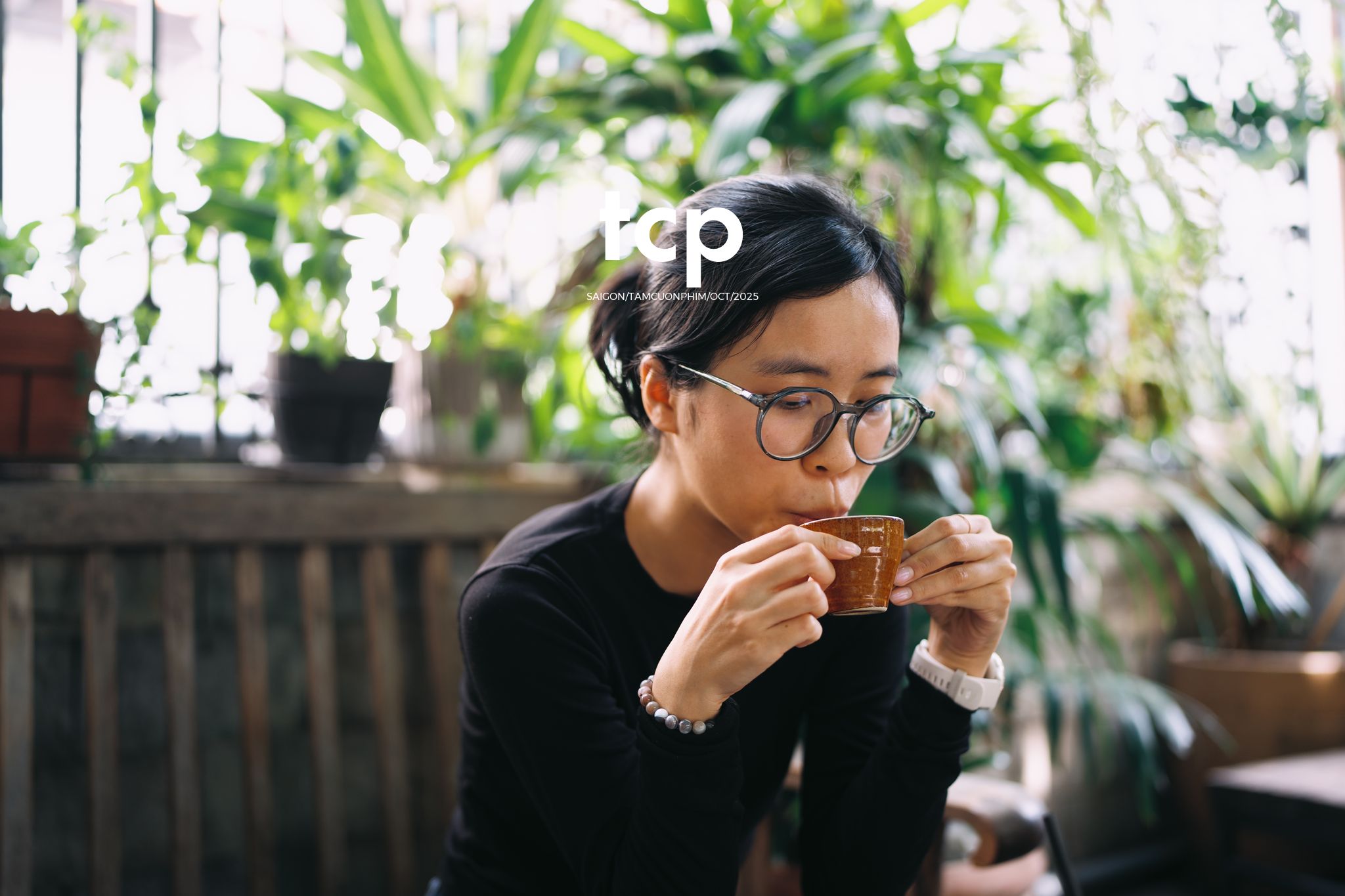Tám Cuộn Phim - Chị nâng niu chiếc hộp vỏ ốc