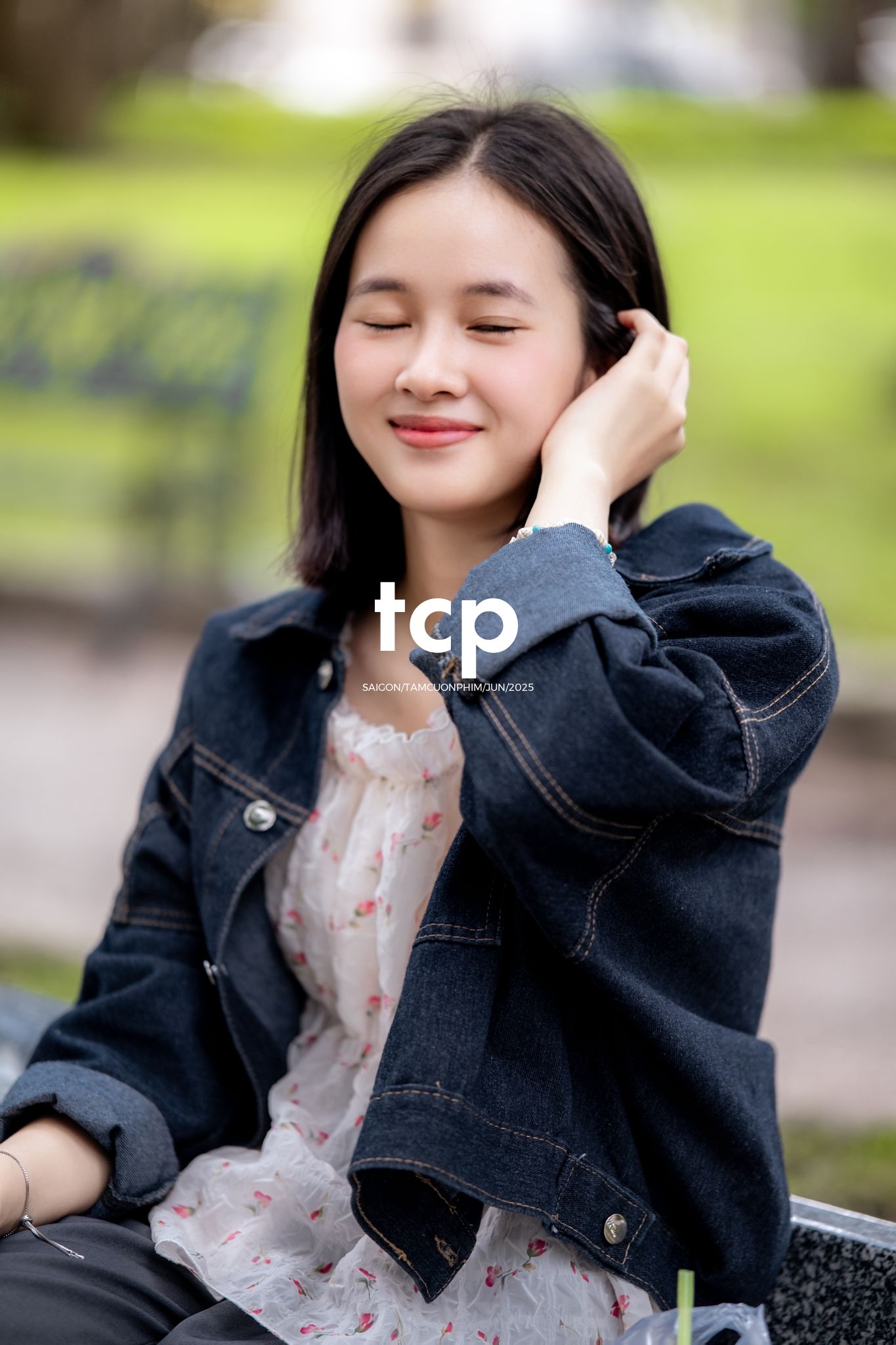 Tám Cuộn Phim - Chị nâng niu chiếc hộp vỏ ốc