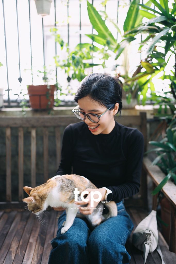 Tám Cuộn Phim - Chị nâng niu chiếc hộp vỏ ốc