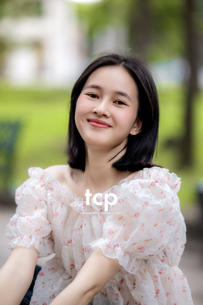 Tám Cuộn Phim - Chị nâng niu chiếc hộp vỏ ốc