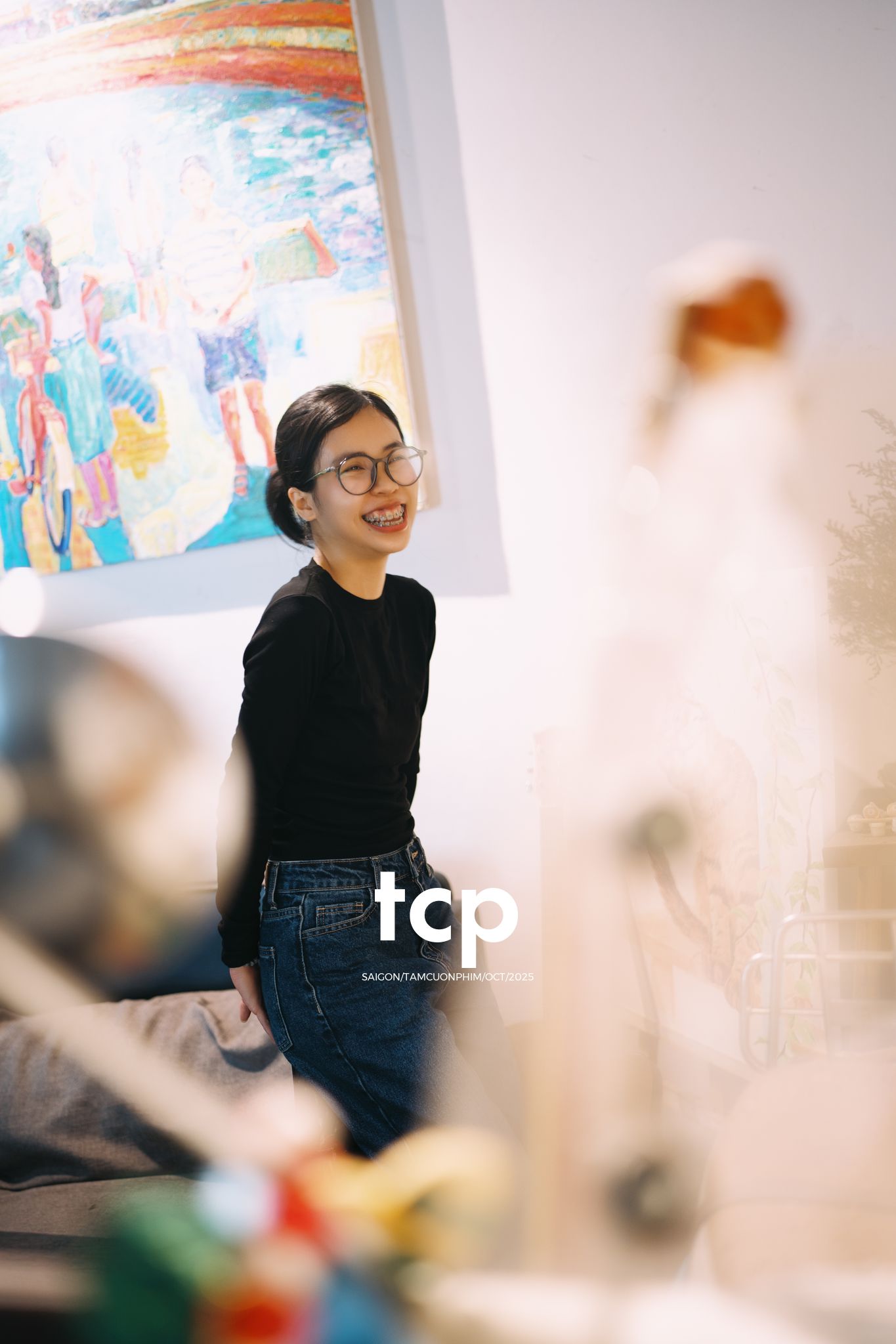 Tám Cuộn Phim - Chị nâng niu chiếc hộp vỏ ốc