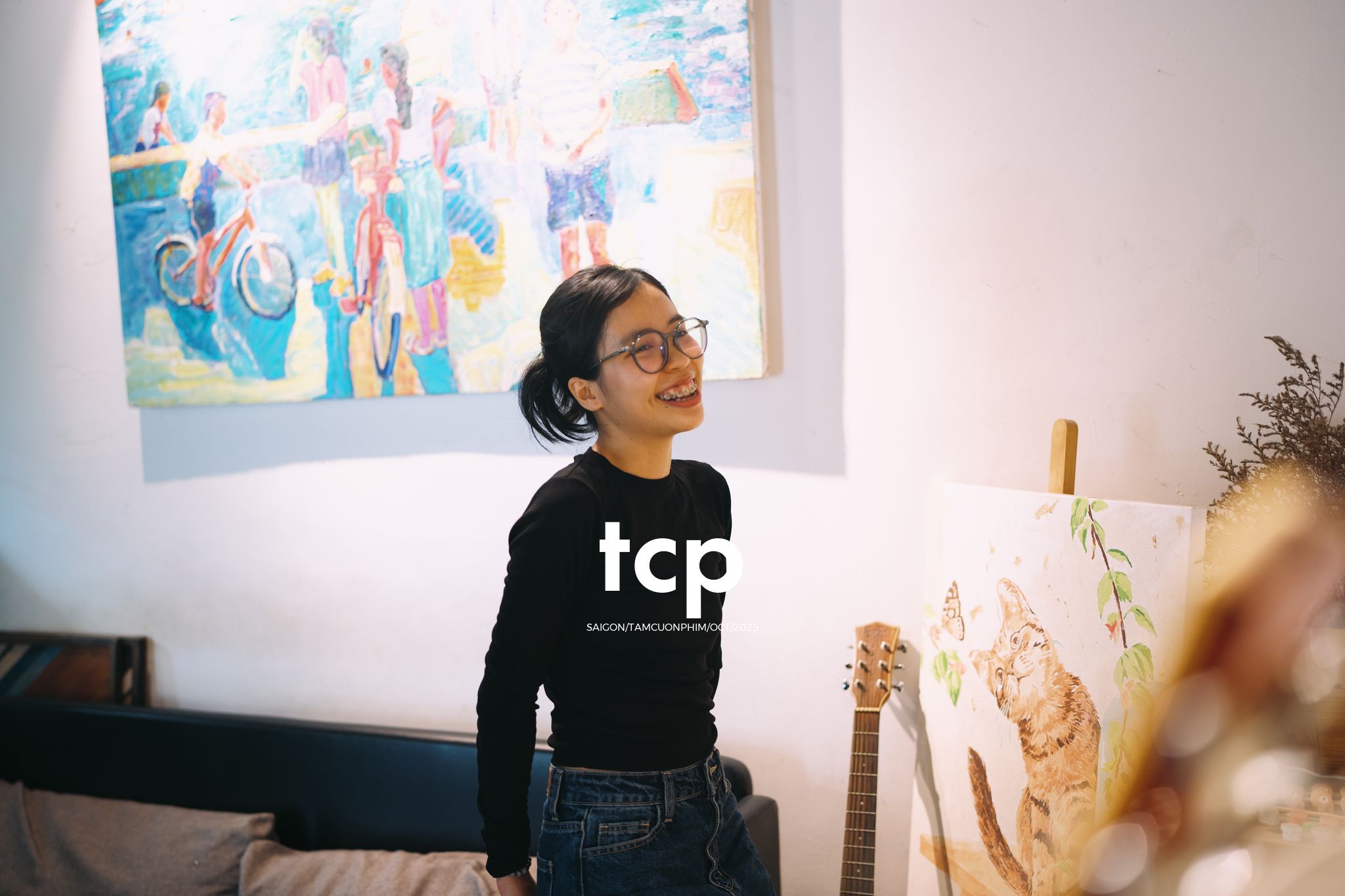 Tám Cuộn Phim - Chị nâng niu chiếc hộp vỏ ốc