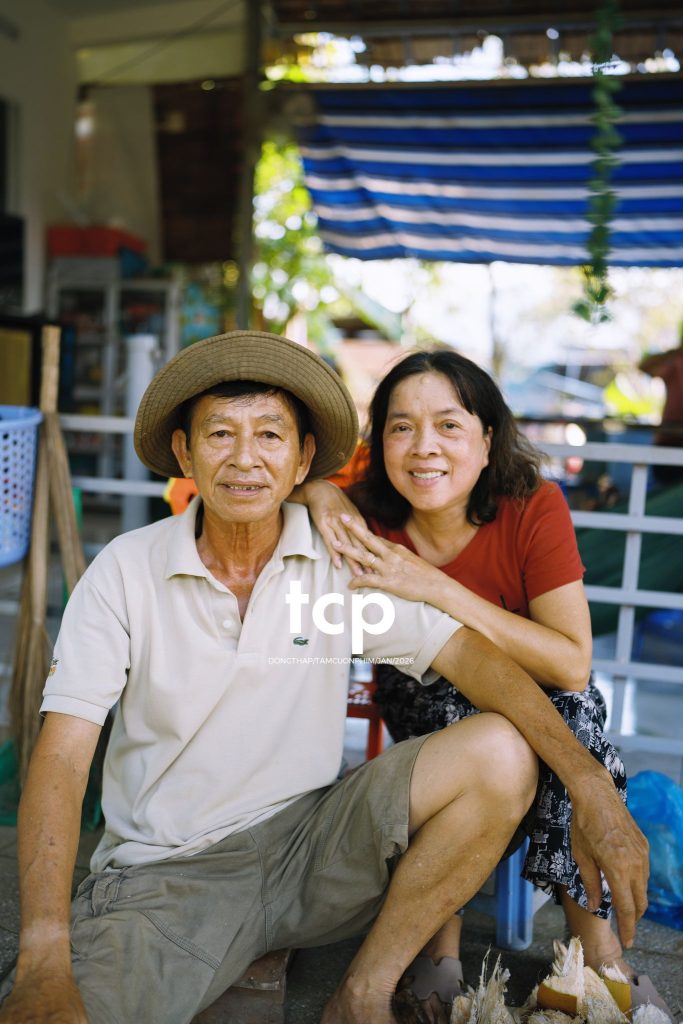 Tám Cuộn Phim - Đống vỏ dừa